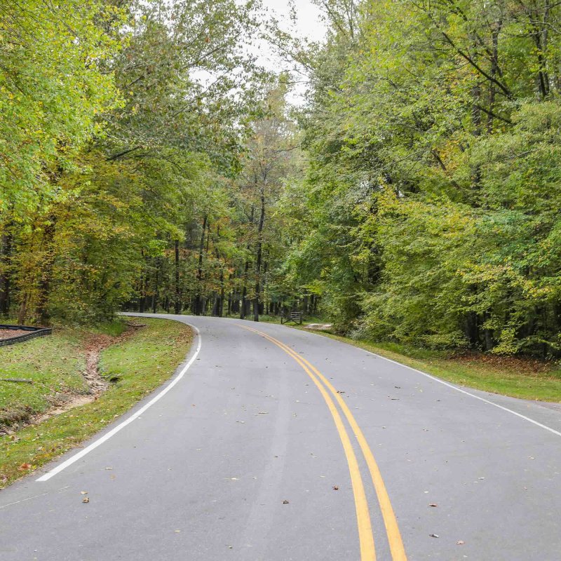 two way street road that curves to the left 