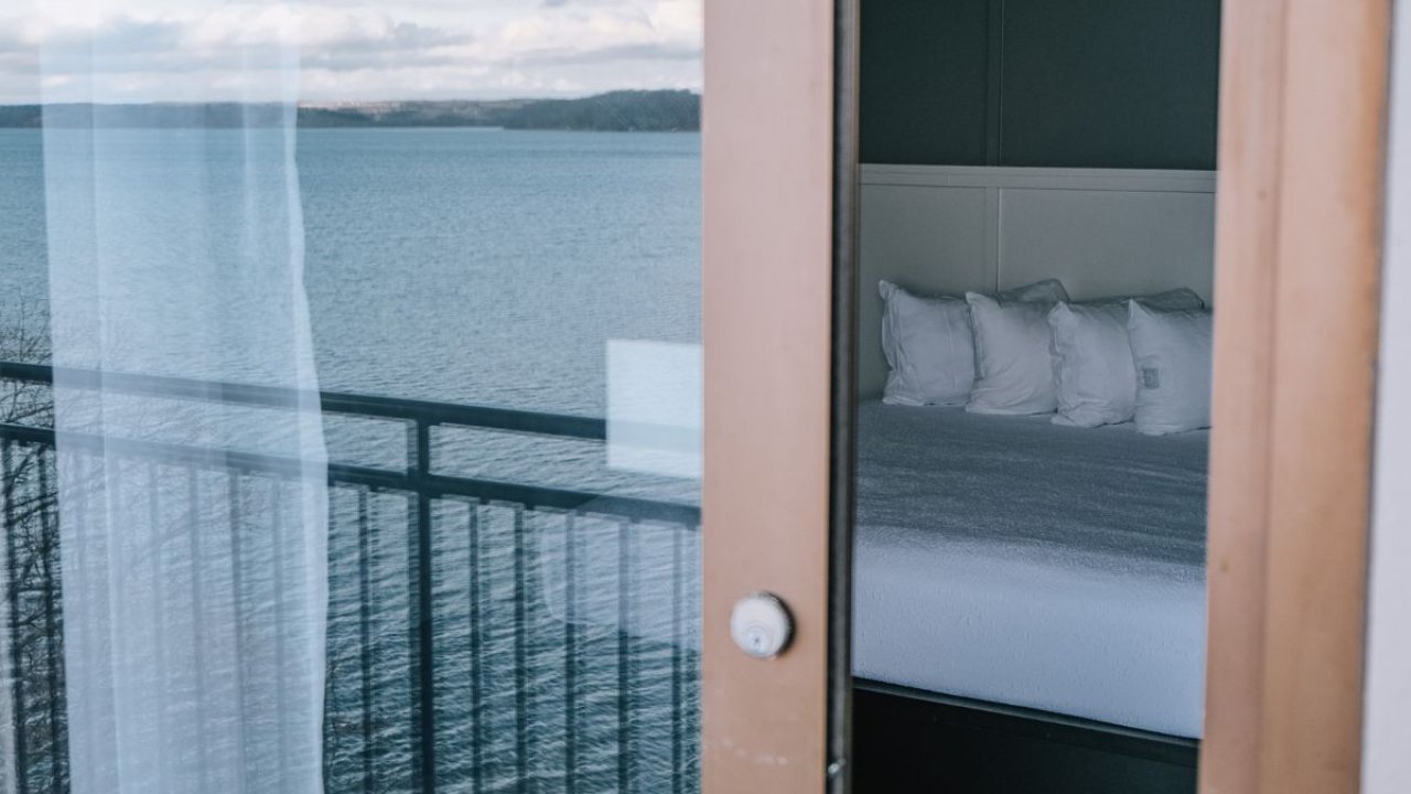 lodge_paris_landing_room_interior.jpg