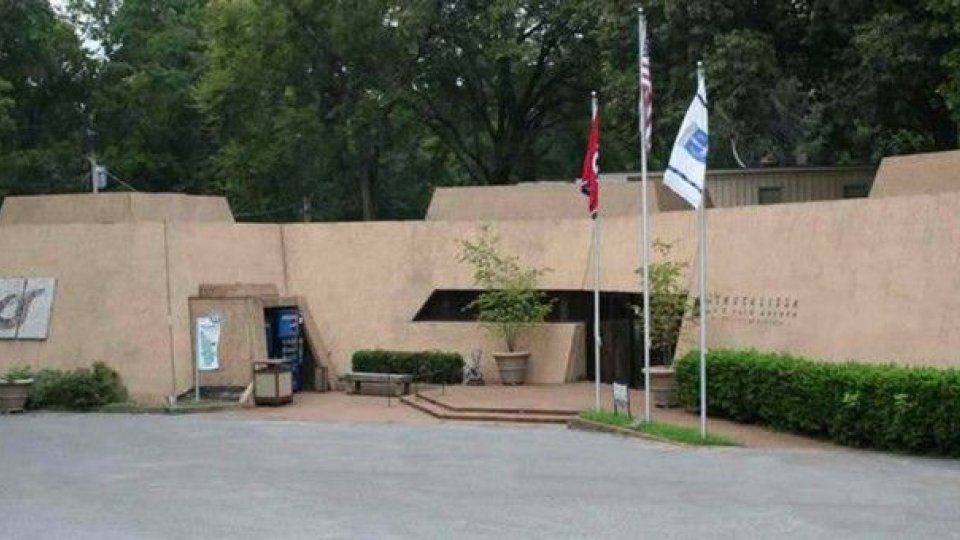 the chucalissa museum building with flsg poles in the front 
